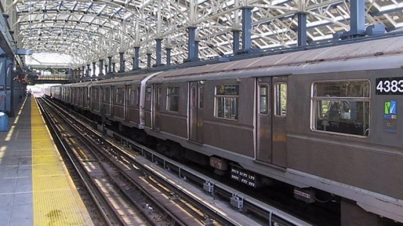Пассажиры метро в Нью-Йорке чуть не лишились ног на сломавшемся эскалаторе
