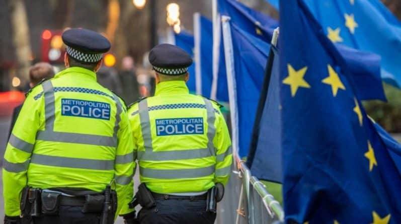 Полицейские по всей Британии отменили свой отпуск в случае хаоса после Brexit