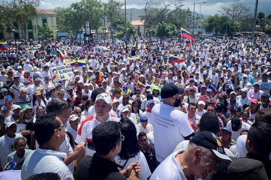 На границе Венесуэлы начались столкновения оппозиции с армией