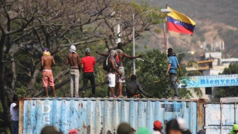 МИД Венесуэлы: В сожженном на границе грузовике были детали для баррикад