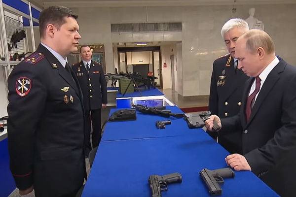 Путину на выставке оружия понравился электрошокер-пистолет