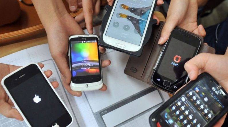 Великобритания готовится ввести закон об ограничении использования мобильных в школах