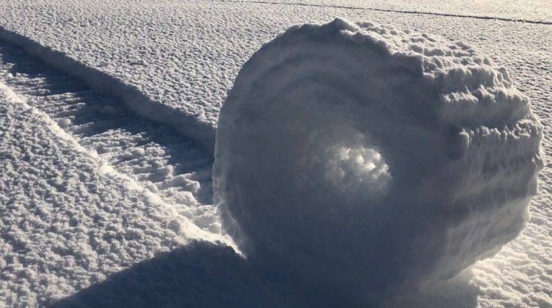На полях в Великобритании появились загадочные снежные рулоны