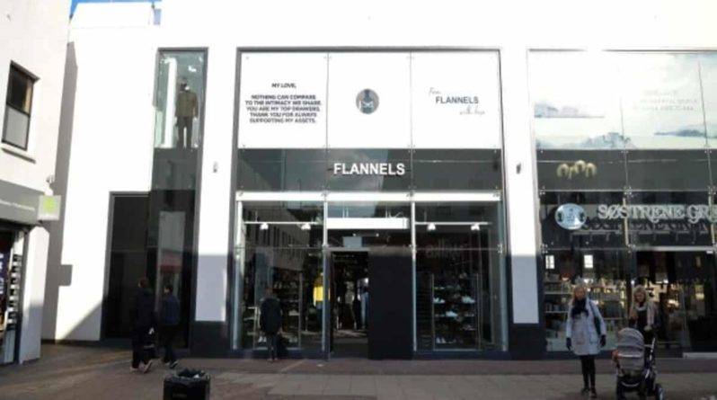 Воры протаранили дизайнерский магазин Flannels в Большом Манчестере, чтобы вынести товары на сумму £40000