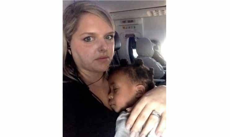 Мама 5 детей опубликовала в Facebook послание для пассажира самолета, раздраженного поведением ее дочери