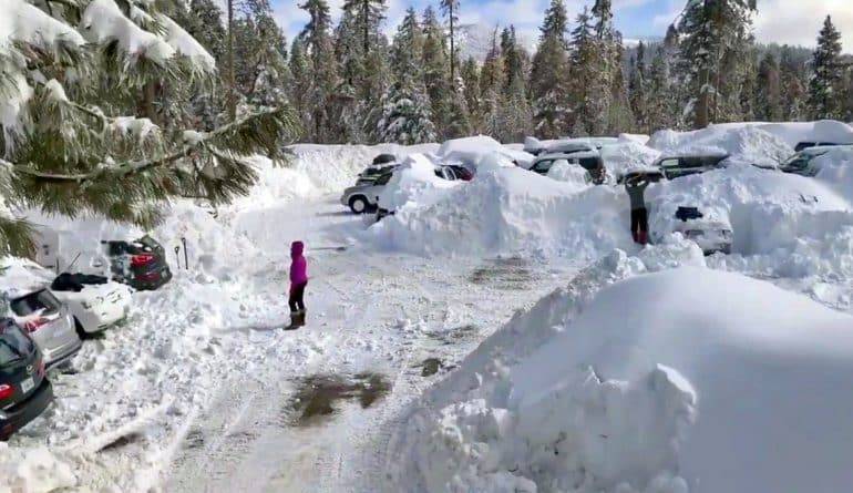 В Калифорнии снежная буря застала врасплох 120 человек, отрезав их от цивилизации