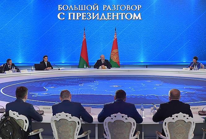 &quot;Во Дворце Независимости работают три человека&quot;. Лукашенко - о тысячах в очереди, чтобы его посмотреть