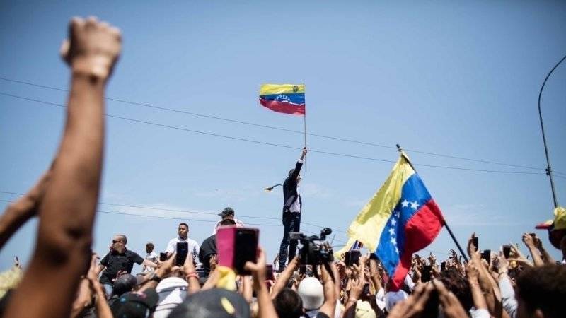 Примерно 20 тысяч венесуэльских оппозиционеров собрались на митинге в Каракасе