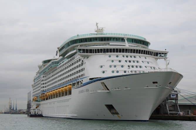 Компания Royal Caribbean Cruises выплатит $3,38 млн семье умершего на борту 70-летнего пассажира