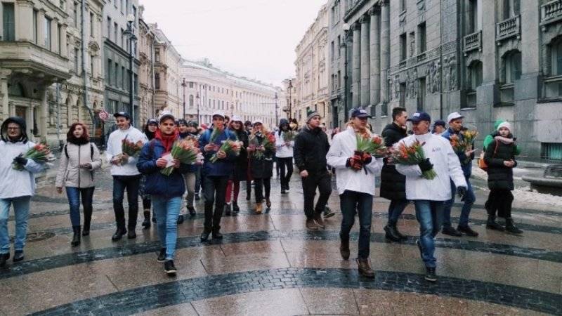 Волонтеры движения «Петербург — город перемен!» поздравили более восьми тысяч женщин