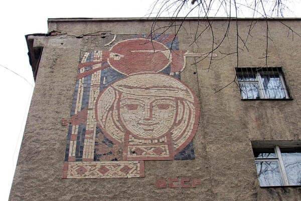 На Чиланзаре замазали мозаику белорусских строителей после землетрясения | Вести.UZ