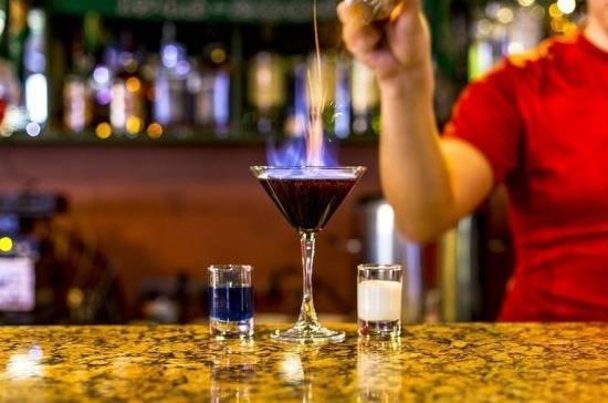 Торговлю алкоголем в барах и кафе в многоэтажках предлагают ограничить