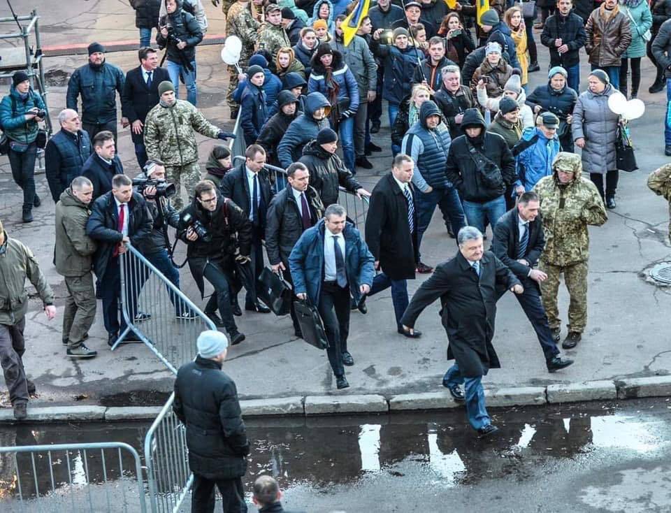 Фотография сбегающего от нациков Порошенко стала хитом