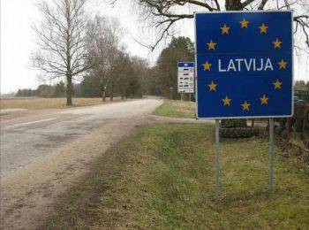 Латвия возвела на границе с РФ 93-километровый забор