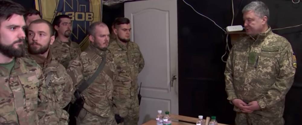 «Петя опять об**лся»: Встреча Порошенко с боевиками «Азова» обернулась скандалом