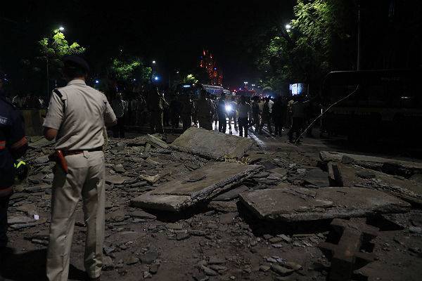 Пять человек погибли при обрушении пешеходного моста в Индии