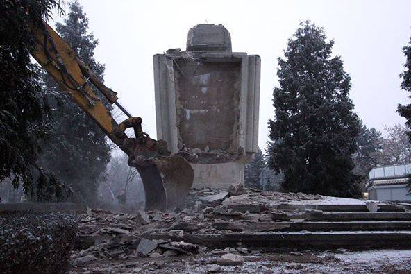 У Лаврова шокированы сносом памятника советским разведчикам в Польше