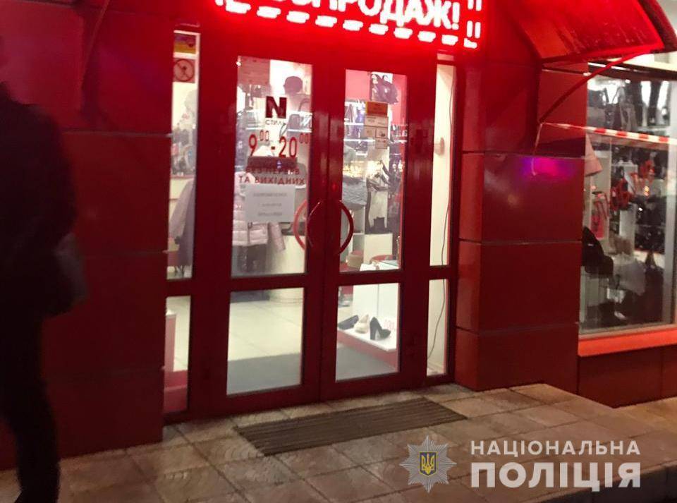 На Украине бандиты с автоматами вынесли из магазина золота и бриллиантов на миллионы гривен