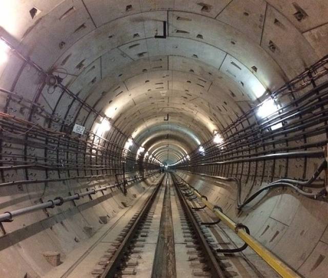 В ташкентском метро поезд на 8 минут застрял между станциями | Вести.UZ