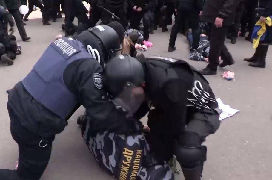 На митинге Порошенко полиция отметелила националистов