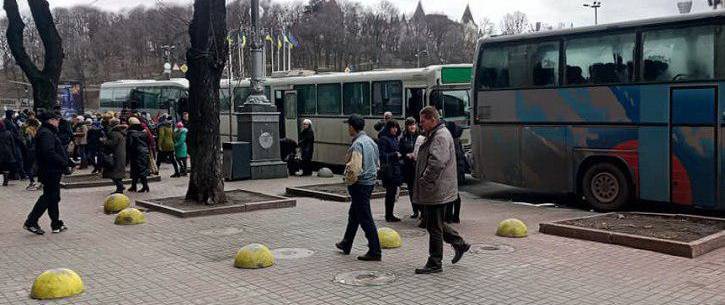 В Киеве принудительно заставляли любить Порошенко