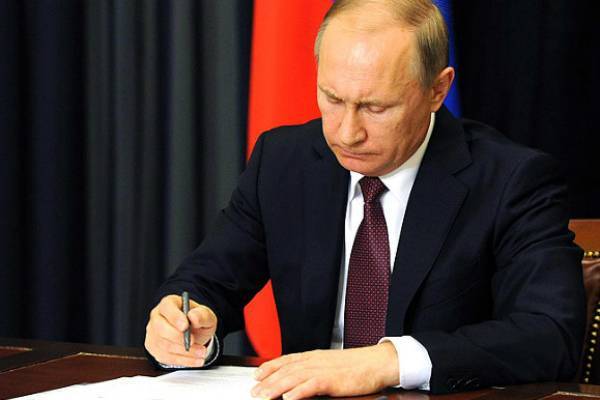 Путин подписал закон о борьбе с фейковыми новостями