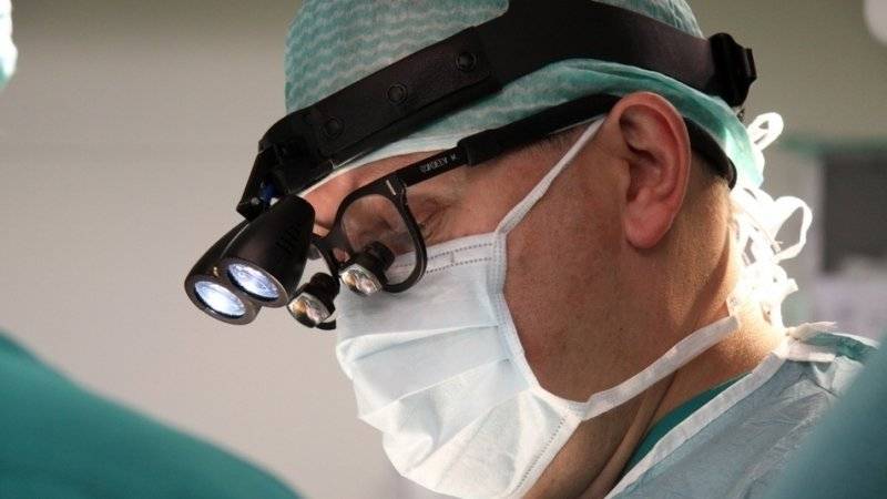 Китайский хирург дистанционно вживил чип в голову больному Паркинсоном