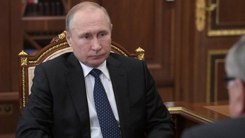 Путин пообещал помочь с жильем сотрудникам театра в Севастополе