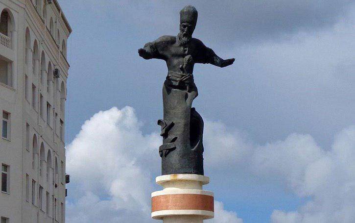 На российском ТВ посмеялись с убогого памятника, который Кернес уволок из Севастополя в Харьков