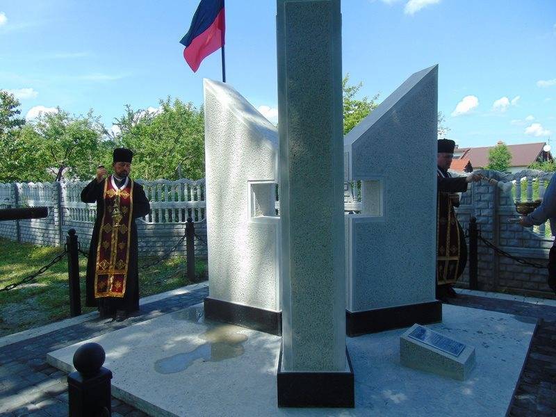 В селе на Западной Украине открыли памятник боевикам “Нахтигаля” и убийцам евреев