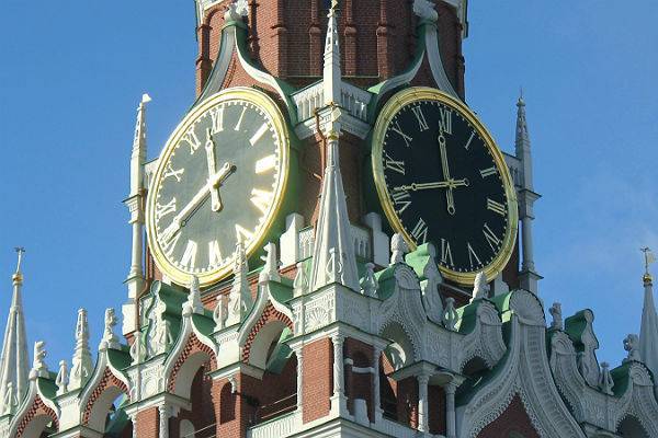 Госдума рассмотрит законопроект о сезонном переводе часов