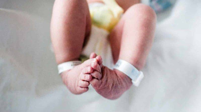 Новорожденного ребенка нашли в туалете больницы Оксфорда спустя несколько часов после родов