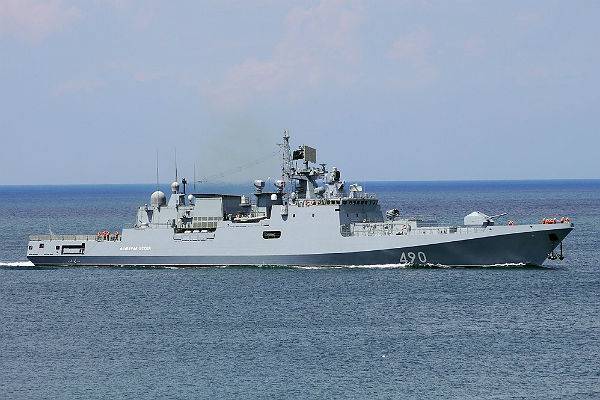 Два российских фрегата «взяли в клещи» эсминец США