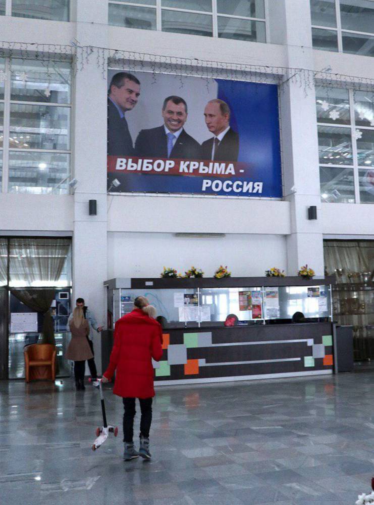 «Феерические кретины»: Гости из Москвы о закрасивших Чалого на плакатах в Крыму
