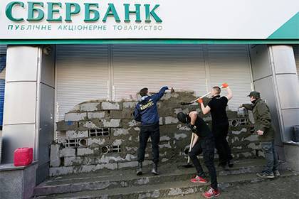 Порошенко продлил санкции против российских банков