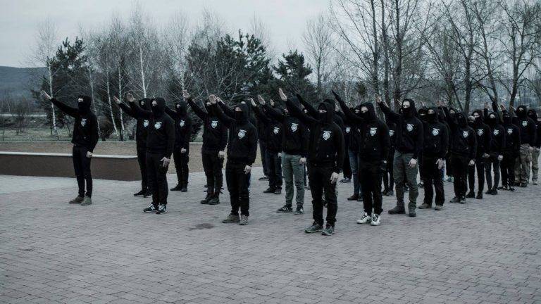 В Закарпатье боевики Тягнибока устроили фотосессию с массовым зигованием