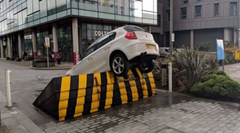 За одно утро на автоматическом барьере в MediaCity в Большом Манчестере попались 2 машины