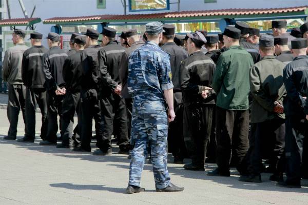 Сотрудникам ФСИН официально запретили называть заключенных на «ты»