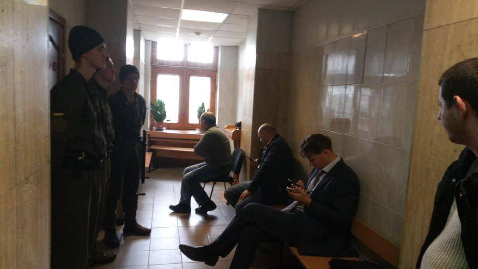 Приковавший себя наручниками адвокат  бывшего крымского министра вторые сутки ждёт судью
