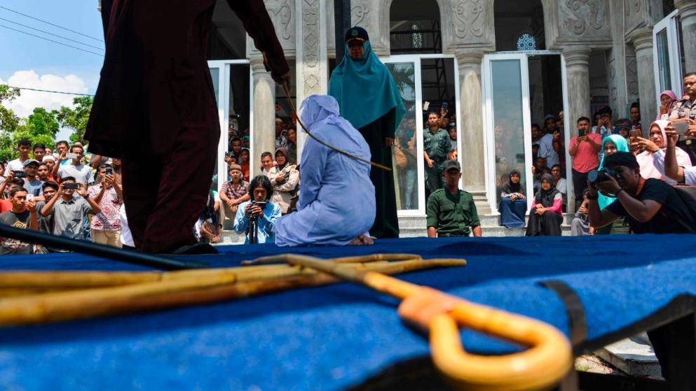 Ужасы шариата: людей избивают палками