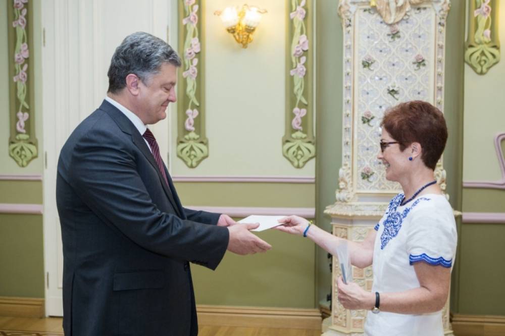 Порошенко заявил активу СБУ, что полностью поддерживает американского посла