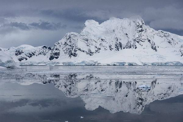 В Антарктиде айсберг повредил российскую станцию