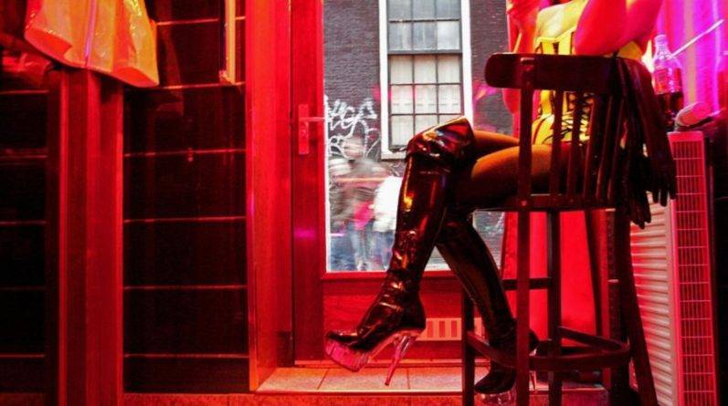 В Амстердаме запретят туры по району красных фонарей, чтобы уберечь секс-работниц