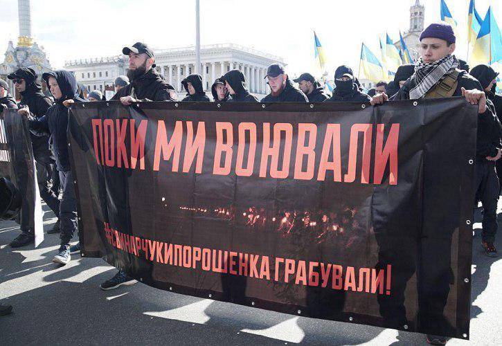 Нацики снова заполонили центр Киева и объявили о новом этапе протестов