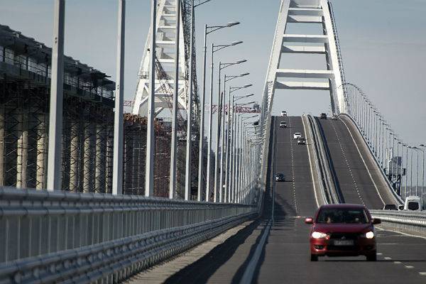 Крымский мост готов: строители собрали все пролеты железнодорожной части