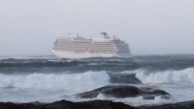Потерявший ход лайнер Viking Sky прибыл в порт Молде