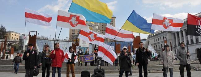 Белорусские нацики встали под бандеровские флаги