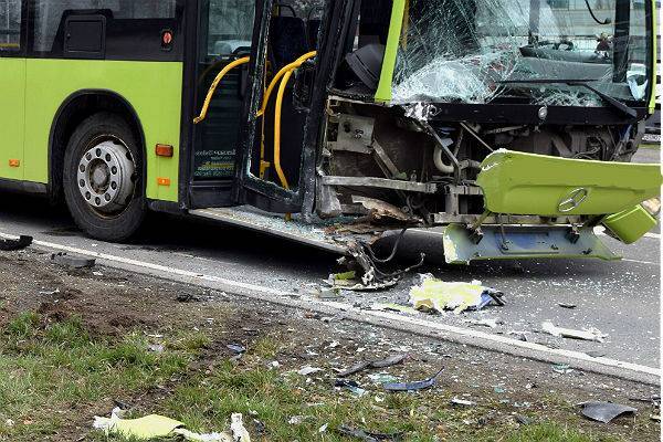 В Нур-Султане автобус попал в аварию, двое погибших