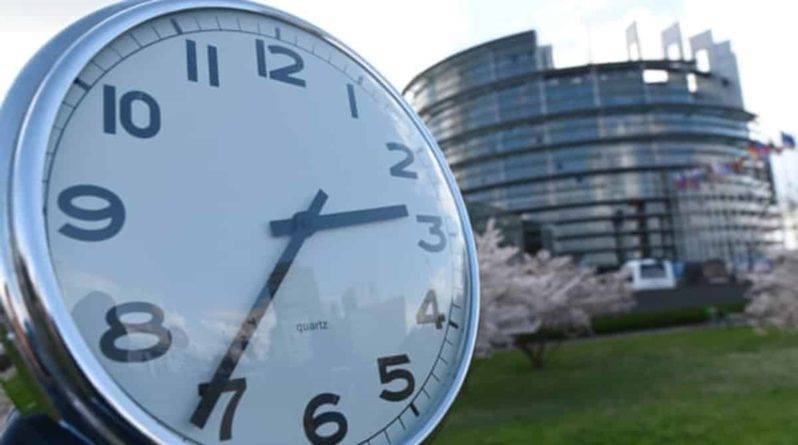 Перевод часов: Европарламент проголосовал за отказ от этой практики