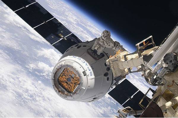 Космический корабль Crew Dragon впервые пристыковался к МКС